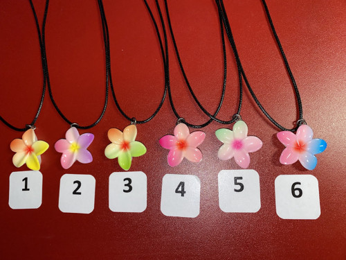 Náhrdelník s kytkou (frangigipani) — foto 2