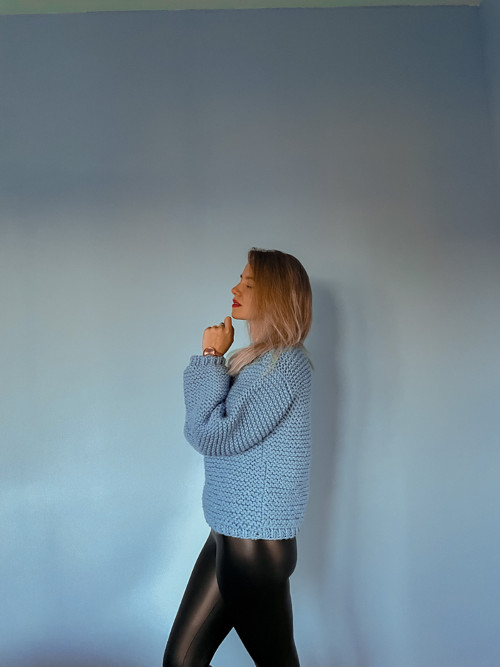 Modrý ručně pletený teplý oversize svetr — foto 2