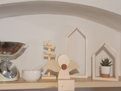 Dřevěný anděl - sedící — foto 2