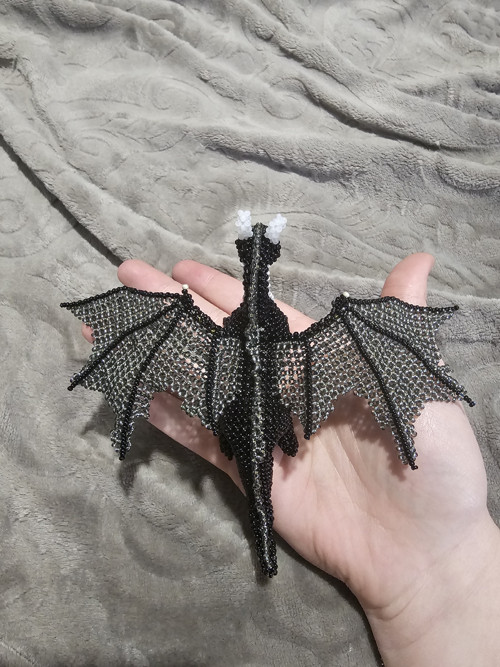 Obsidian – dračí figurka z korálků — foto 3