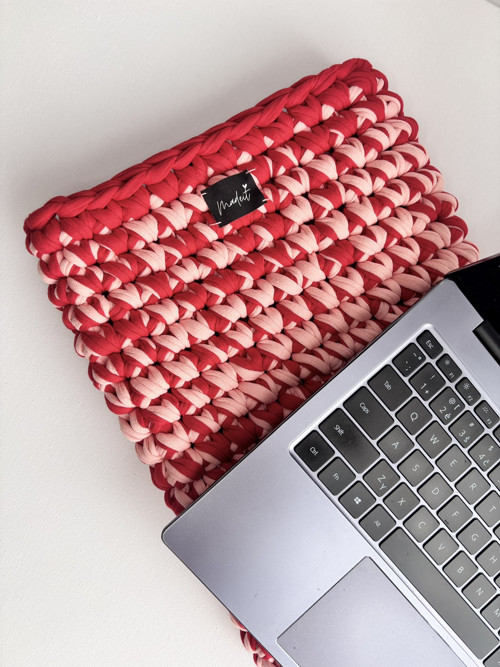 Háčkovaný obal na notebook - červenorůžový — foto 4