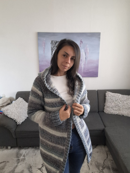 Háčkovaný kardigan s kapucí – šedobílé melírované — foto 4
