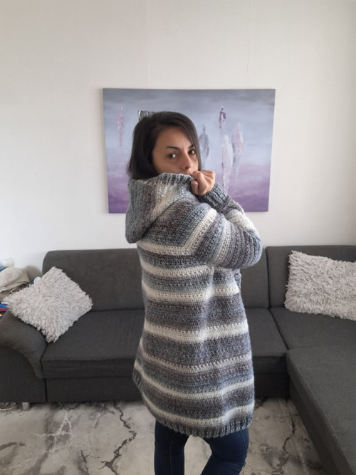 Háčkovaný kardigan s kapucí – šedobílé melírované — foto 3