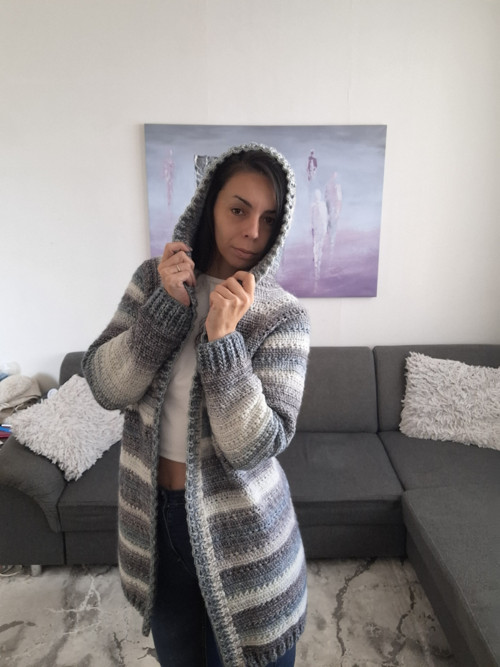 Háčkovaný kardigan s kapucí – šedobílé melírované — foto 2