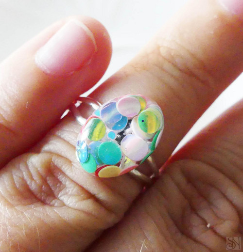 Handmade živicový prsteň - farebné flitre — foto 2