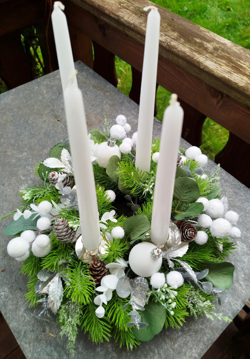 Adventní věnec s eukalyptem v bílo-stříbrné — foto 2