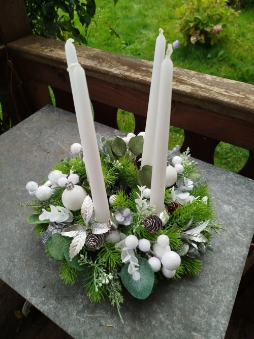Adventní věnec s eukalyptem v bílo-stříbrné — foto 3