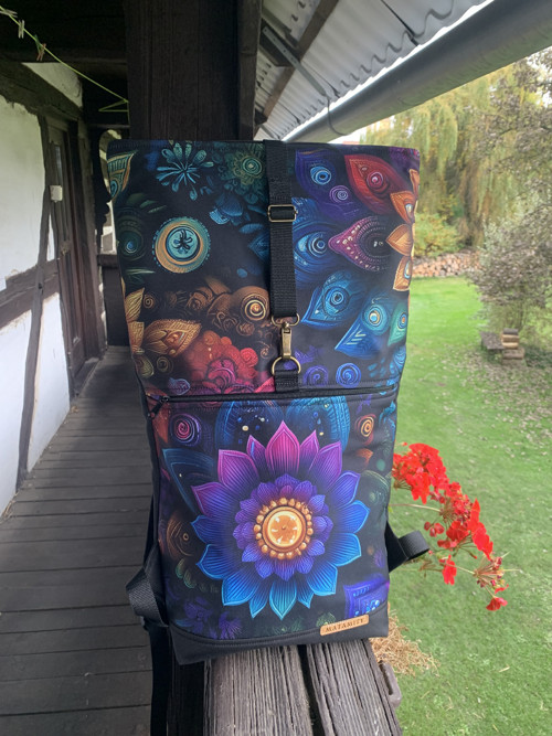 Barevná mandala + přední kapsa na zip — foto 2