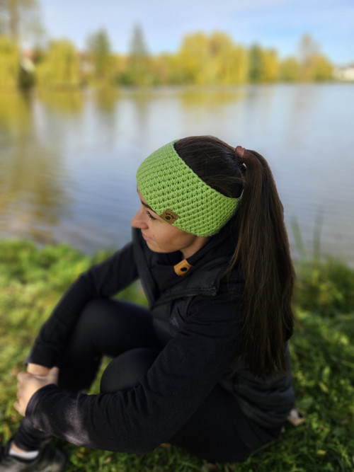 Zelená háčkovaná merino čelenka — foto 3