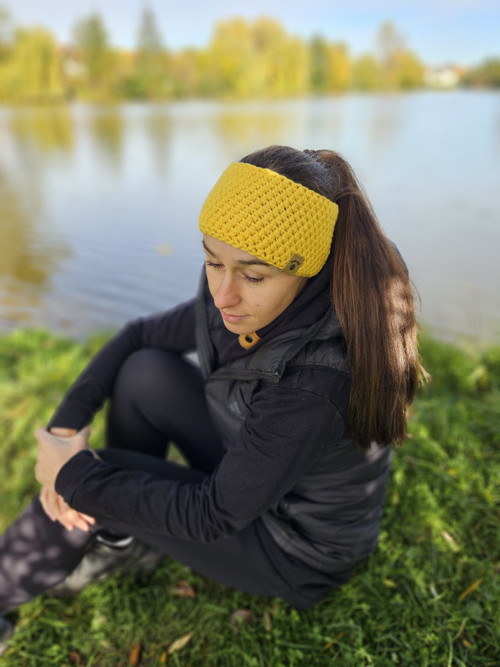 Žlutá háčkovaná merino čelenka — foto 4