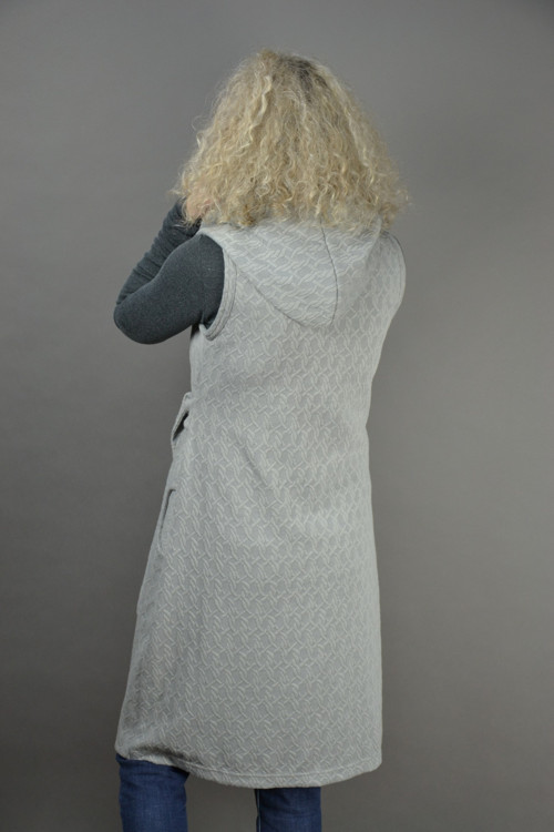 Šedá vesta — foto 2