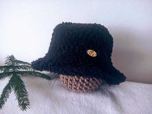 Černý háčkovaný fluffy klobouk — foto 5