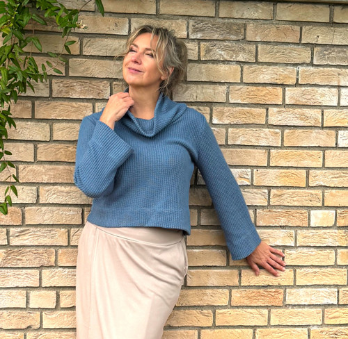Nebesky modrý krátký svetr — foto 3