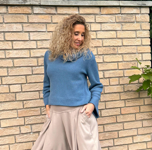 Nebesky modrý krátký svetr — foto 4