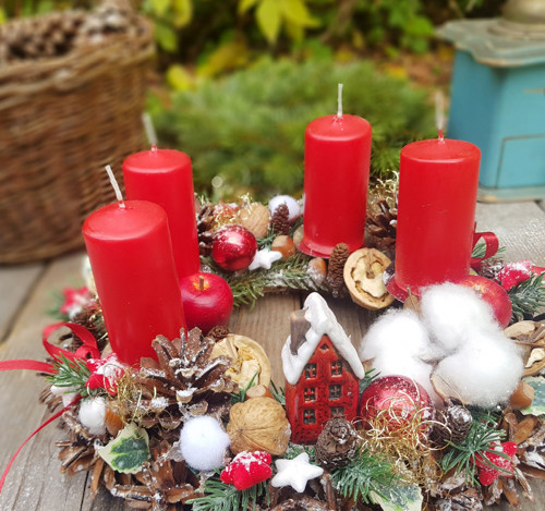 Adventní věneček s domečkem — foto 3