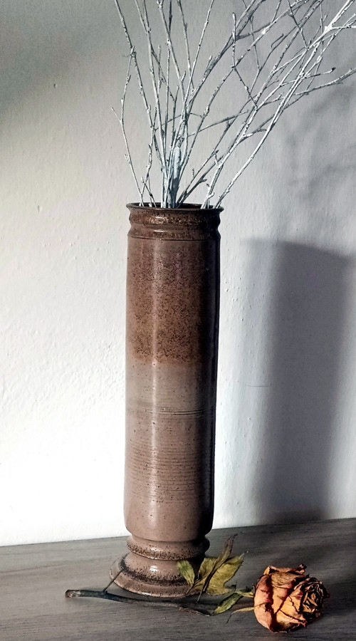 Vysoká hnědá váza — foto 3