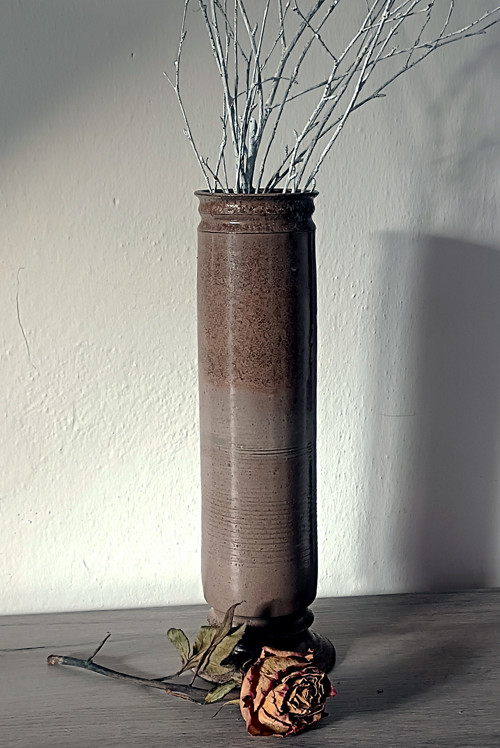 Vysoká hnědá váza — foto 2