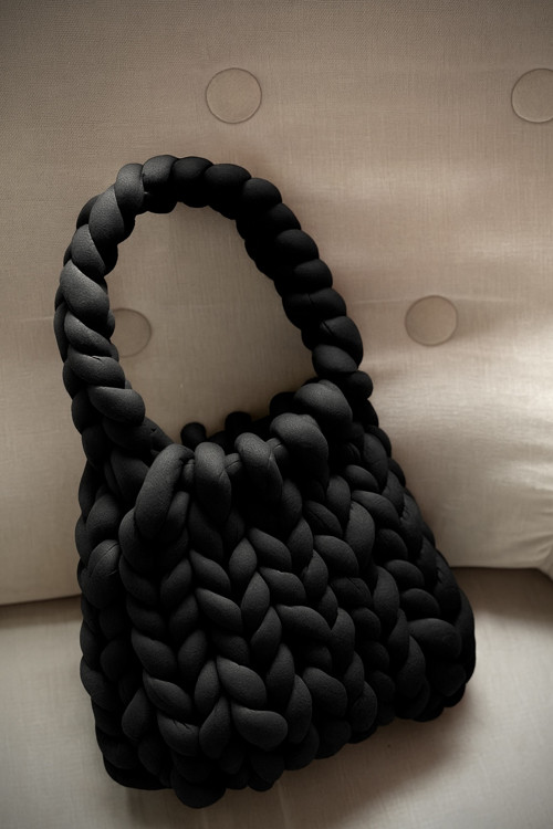 Objemná ručně pletená kabelka černá “puffer bag” — foto 2
