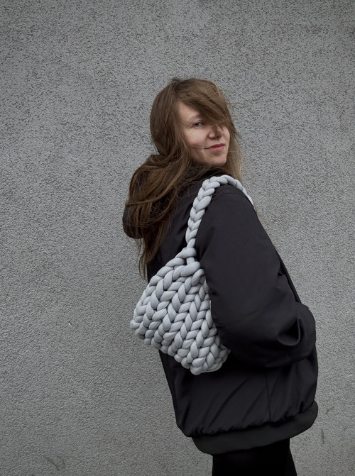 Objemná ručně pletená kabelka černá “puffer bag” — foto 4