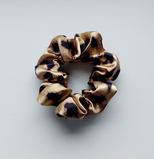 Leopardí saténová gumička scrunchie — foto 2