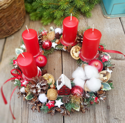 Adventní věneček s domečkem — foto 2
