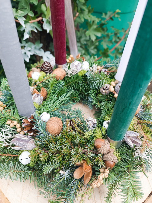 Advent s barevnými svíčkami / sleva — foto 4
