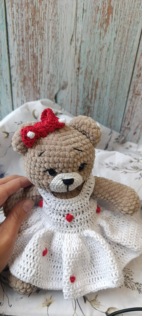 Háčkovaný medvídek 25cm puntíkaté šaty — foto 2