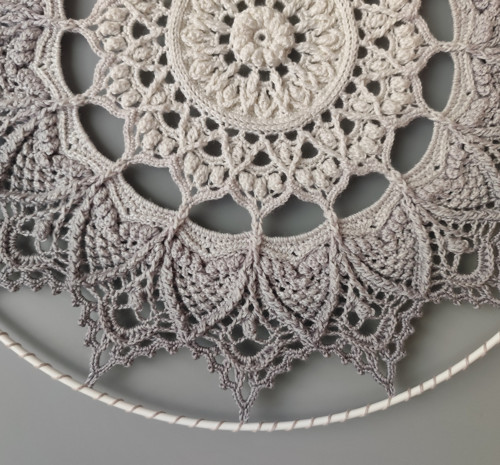 Mandala Béžově šedá hvězda - průměr 45 cm — foto 3