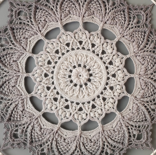 Mandala Béžově šedá hvězda - průměr 45 cm — foto 4