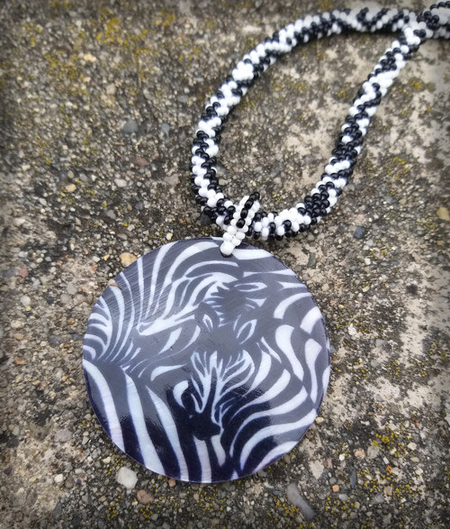 Pruhy jako zebra - náhrdelník — foto 2