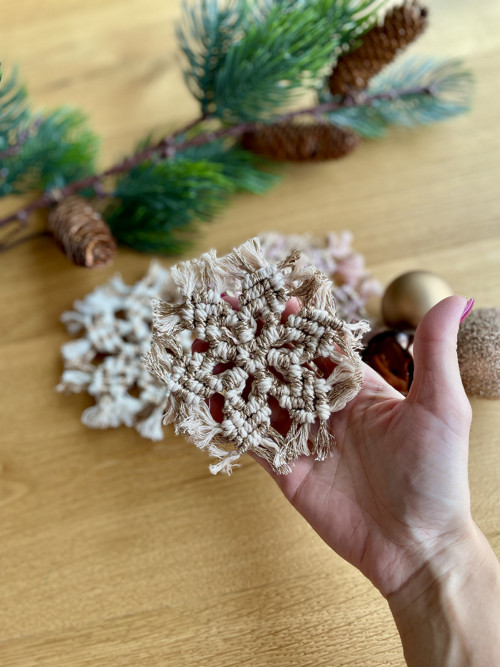 Makramé vločka – třpytivá vánoční dekorace — foto 3