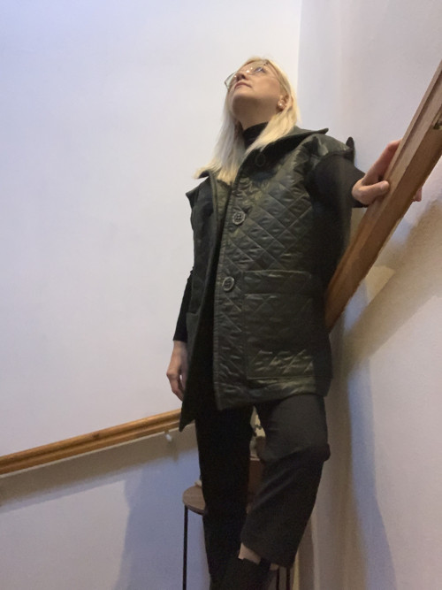 Prošívaná maxi vesta — foto 3