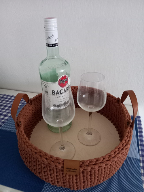 Háčkovaný podnos s dřevěným dnem — foto 4