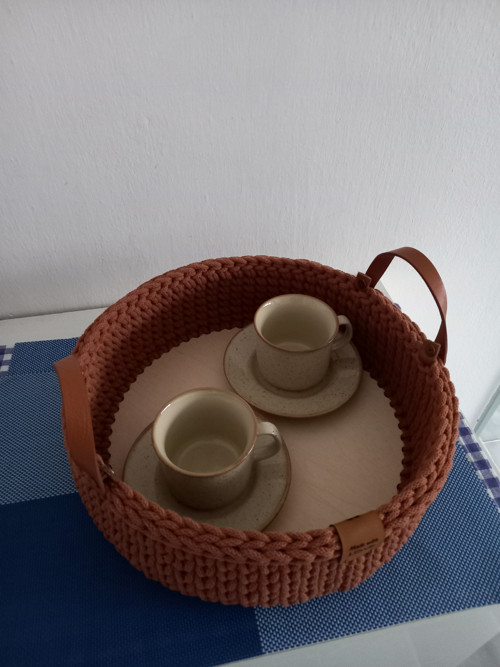 Háčkovaný podnos s dřevěným dnem — foto 5