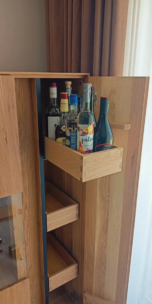 Dubová vitrína na alkohol — foto 3