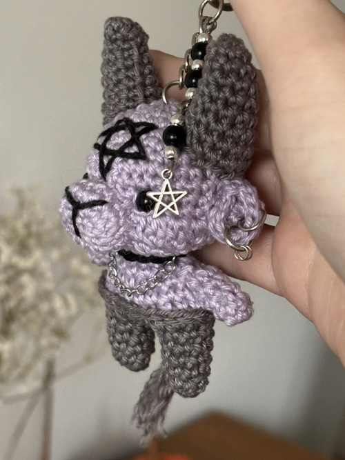 Háčkovaný přívěšek - Tiny Baby Baphy — foto 5