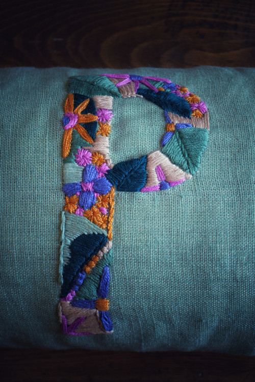 Lněný polštář s vyšívaným monogramem — foto 3