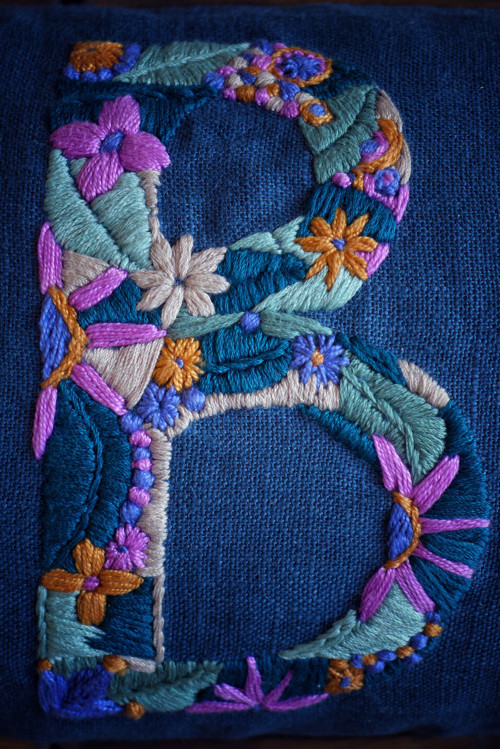 Lněný polštář s vyšívaným monogramem — foto 4