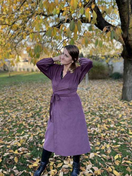 Zavinovací šaty NORA z jemného manšestru. — foto 2