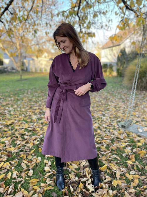 Zavinovací šaty NORA z jemného manšestru. — foto 3