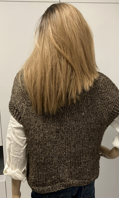 Ručně pletená vesta v hnědé — foto 2