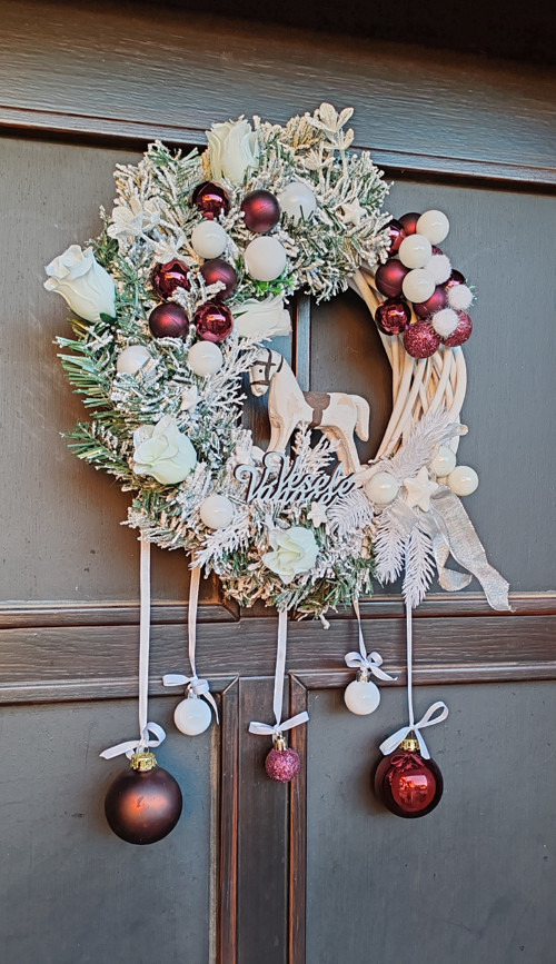 Závěsný adventní věnec s konikem — foto 2