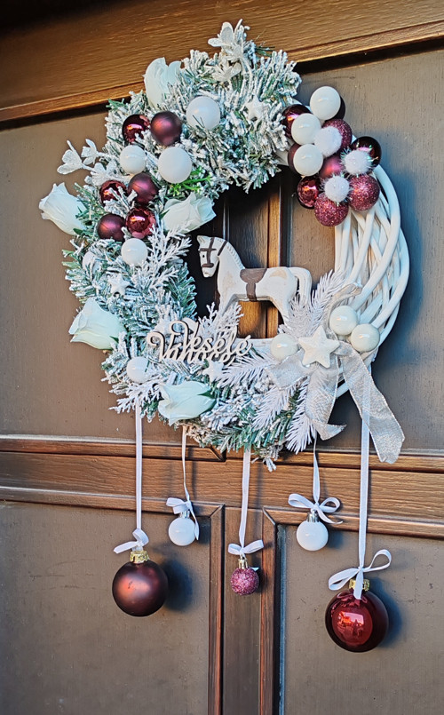 Závěsný adventní věnec s konikem — foto 3