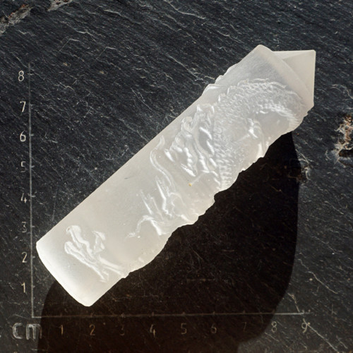 Selenitový obelisk s drakem — foto 4