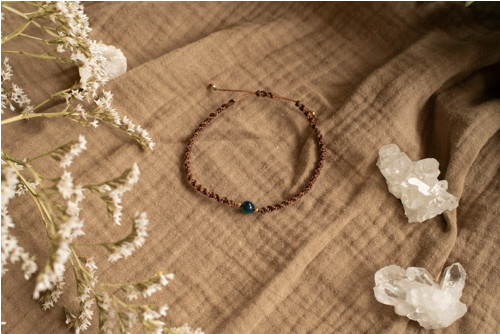 Náramek s modrým tygřím okem /micro macrame/ — foto 3