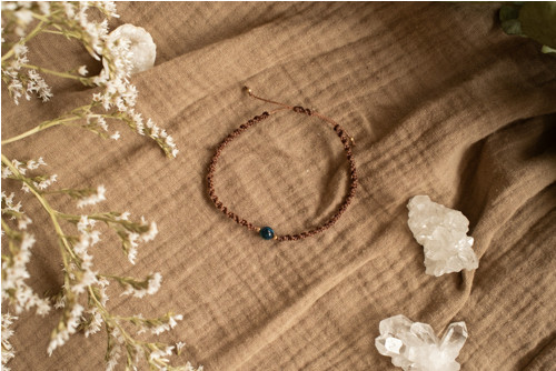 Náramek s modrým tygřím okem /micro macrame/ — foto 6