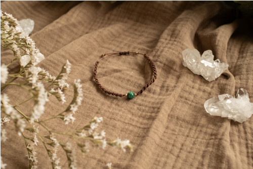 Náramek s malachitem - hnědý /micro macrame/ — foto 2