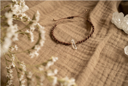Náramek s krystalkem křišťálu /micro macrame/ — foto 5