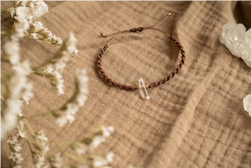Náramek s krystalkem křišťálu /micro macrame/ — foto 3