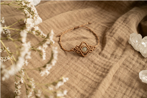 Náramek s fluoritem - hnědý /micro macrame/ — foto 2